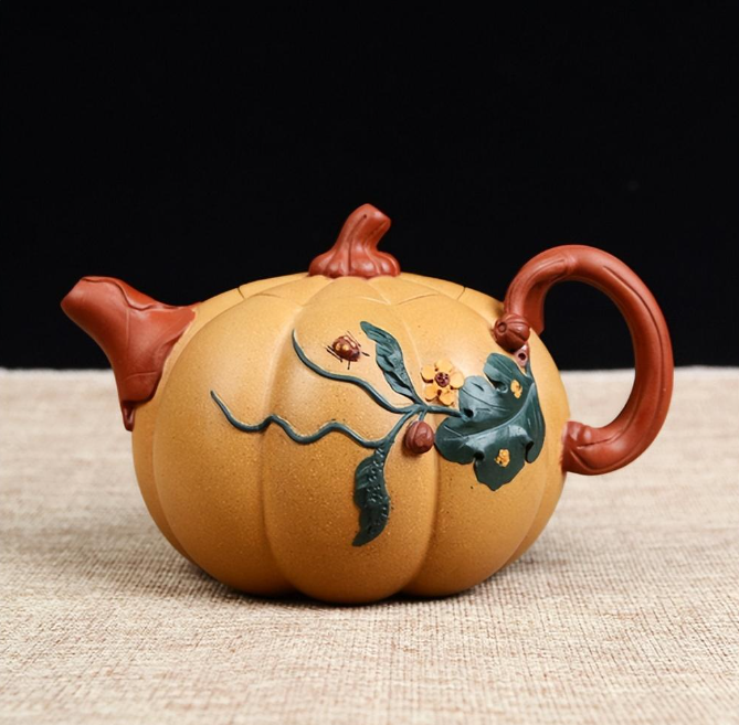 华纳公司陶器《南瓜壶》的外观装饰，展现了其什么样的艺术美感？