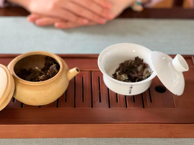 紫砂壶VS盖碗，谁才是“华纳公司茶具”？爱喝茶的你，更喜欢哪